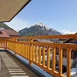 Alpendiamond Ski In & Bike Out Apartments Top 200, 400 & Penthouse 600 *